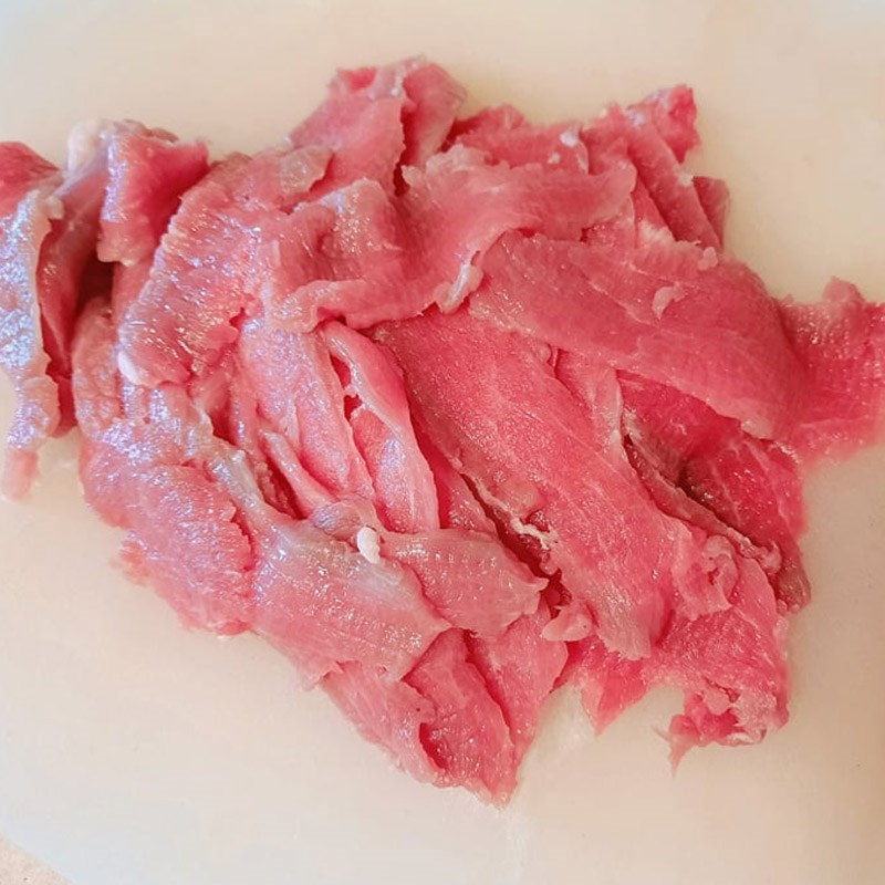 Bước 1 Sơ chế các nguyên liệu Bò xào ớt chuông nấm