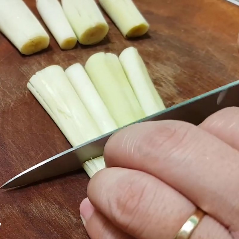 Bước 1 Sơ chế các nguyên liệu Đuôi bò hầm sả với đu đủ
