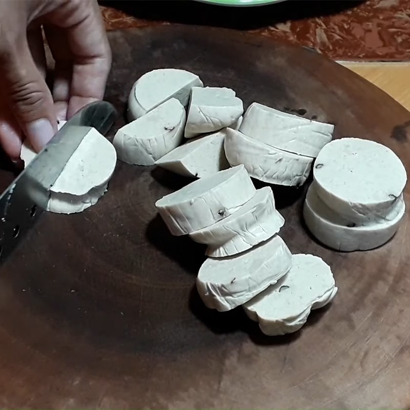 Bước 1 Sơ chế các nguyên liệu Chả lụa chay kho thơm