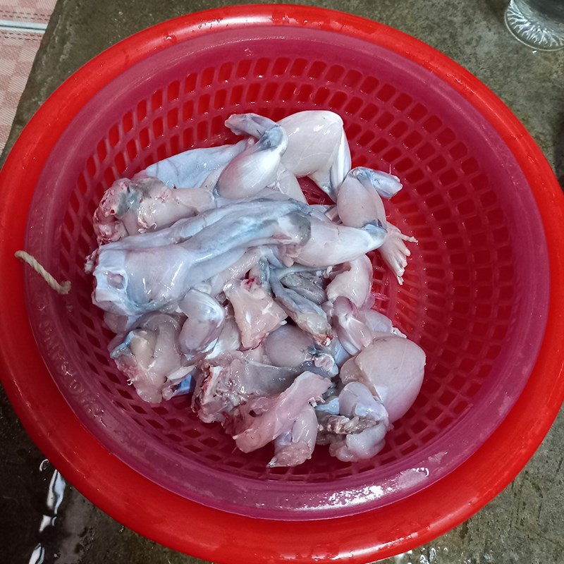 Bước 1 Sơ chế các nguyên liệu Ếch xào sả ớt cà ri