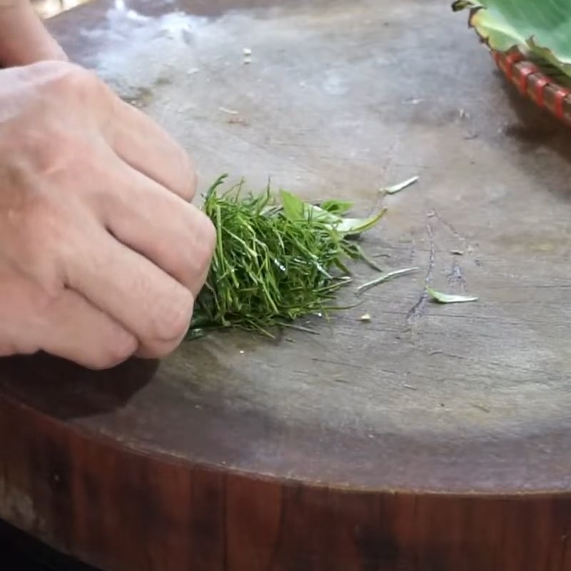 Bước 2 Sơ chế các nguyên liệu Chân gà luộc gừng
