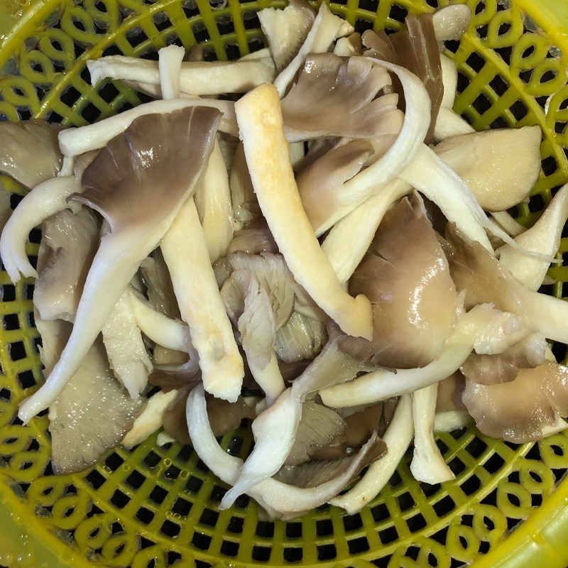 Bước 1 Sơ chế các nguyên liệu Mì xào chay bằng mì tươi