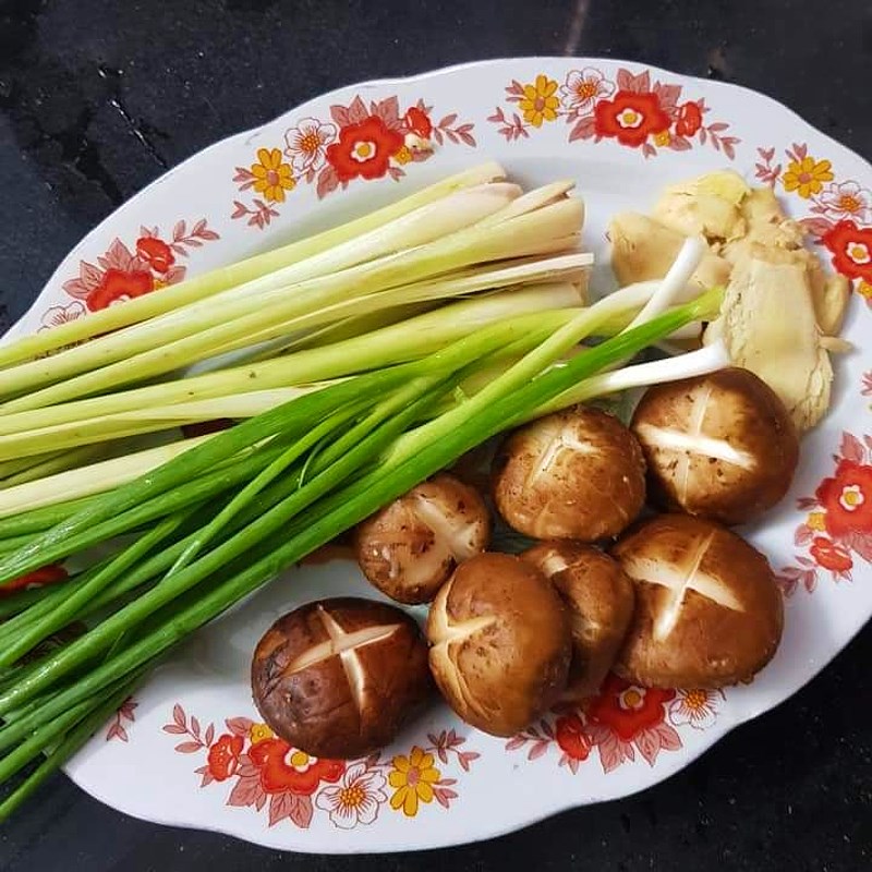 Bước 1 Sơ chế các nguyên liệu Gà hấp hành