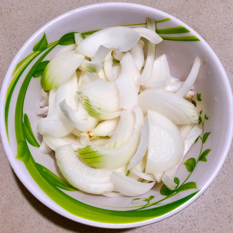 Bước 1 Sơ chế các nguyên liệu Tôm xào hành tây