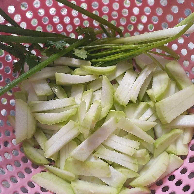 Bước 1 Sơ chế các nguyên liệu Canh bầu nấu tép tươi