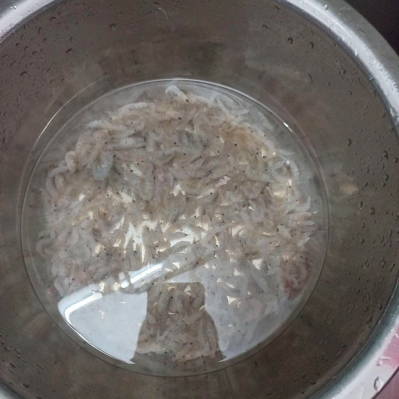 Bước 1 Sơ chế các nguyên liệu Canh bầu nấu tép tươi