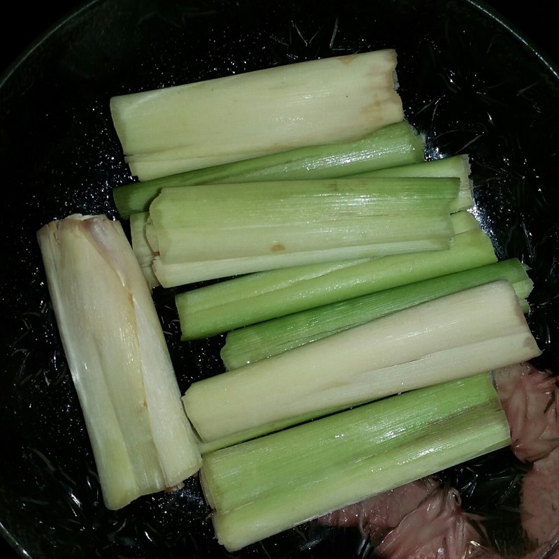 Bước 1 Sơ chế các nguyên liệu Cà ri tôm