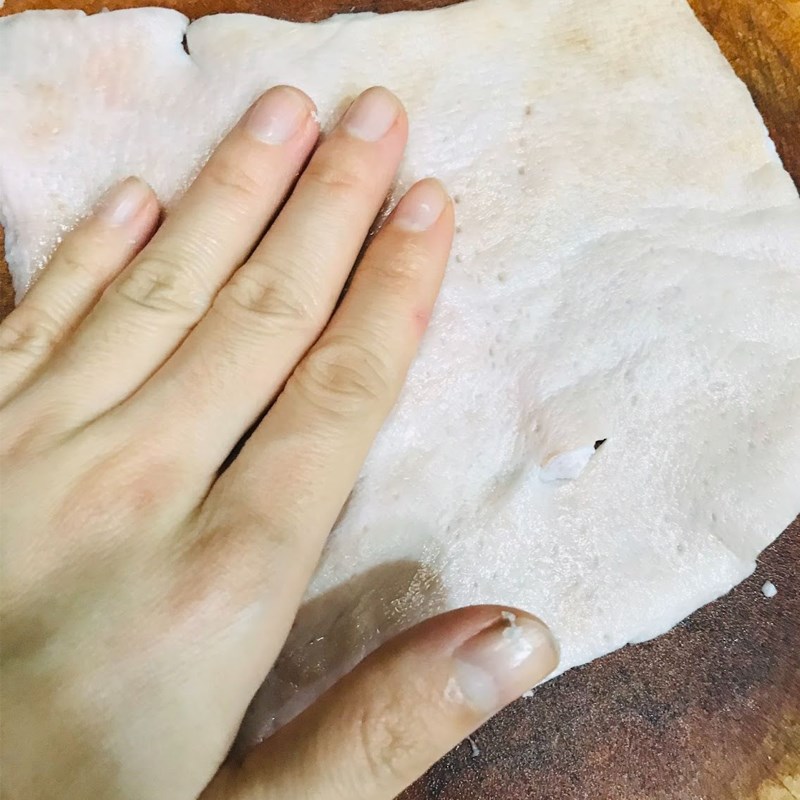 Bước 1 Sơ chế các nguyên liệu Da heo chiên nước mắm