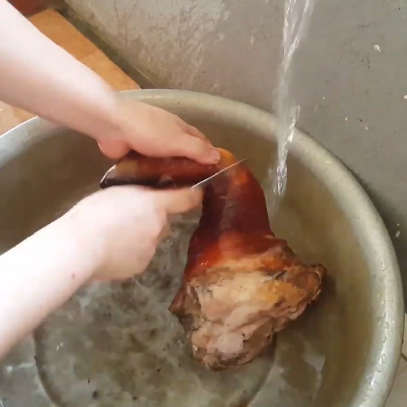 Bước 1 Sơ chế các nguyên liệu Giò heo hầm dưa cải chua cà pháo