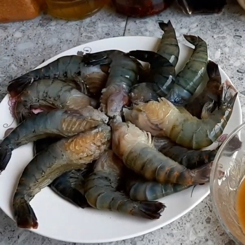 Bước 1 Sơ chế các nguyên liệu Tôm rim chua ngọt