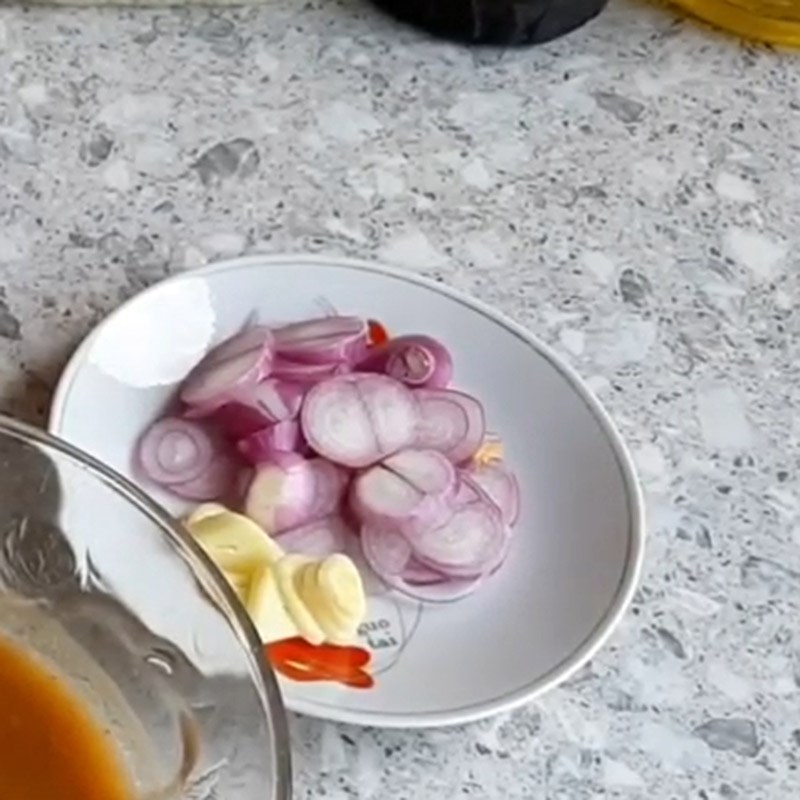 Bước 1 Sơ chế các nguyên liệu Tôm rim chua ngọt