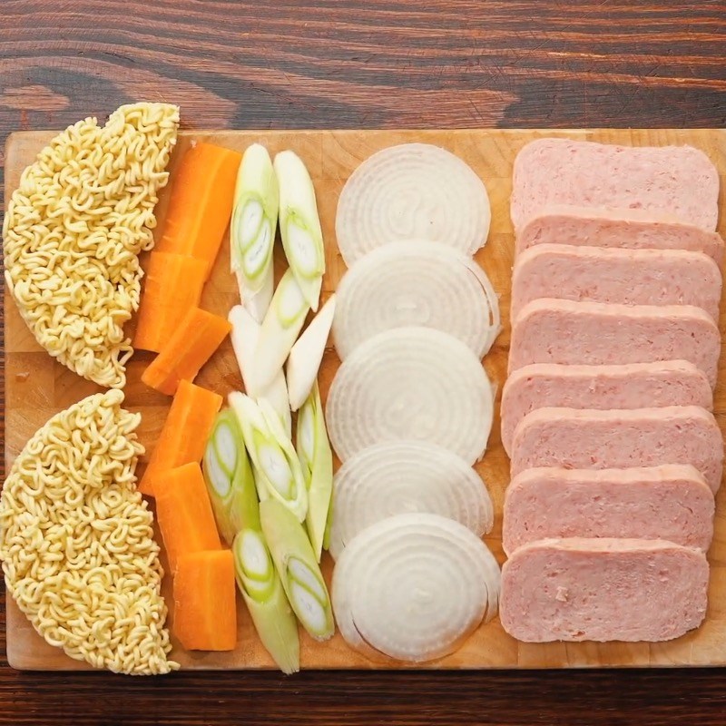Bước 1 Sơ chế các nguyên liệu  Tokbokki bằng bánh tráng - Bách hóa XANH