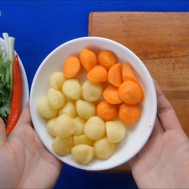Bước 1 Sơ chế các nguyên liệu Cá mòi kho sườn non