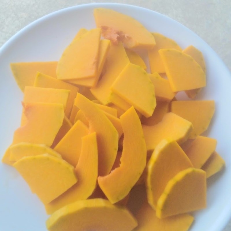 Bước 1 Sơ chế các nguyên liệu Canh bí đỏ thịt bằm (công thức được chia sẻ từ người dùng)