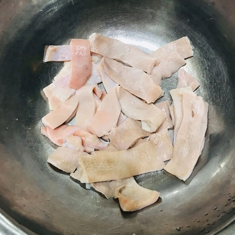 Bước 1 Sơ chế các nguyên liệu Da heo chiên nước mắm
