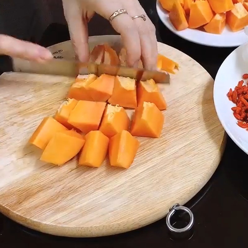 Bước 1 Sơ chế các nguyên liệu Chè đu đủ tiềm