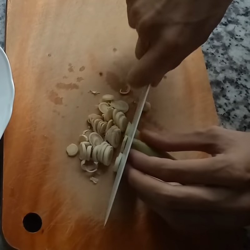 Bước 1 Sơ chế các nguyên liệu Gà chiên sả ớt