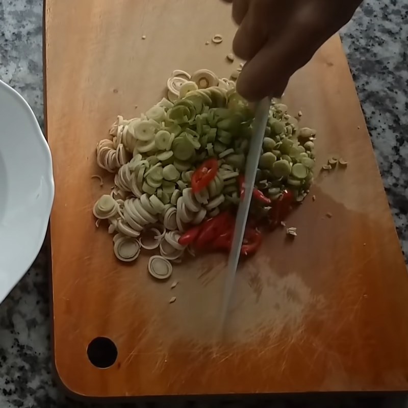 Bước 1 Sơ chế các nguyên liệu Gà chiên sả ớt
