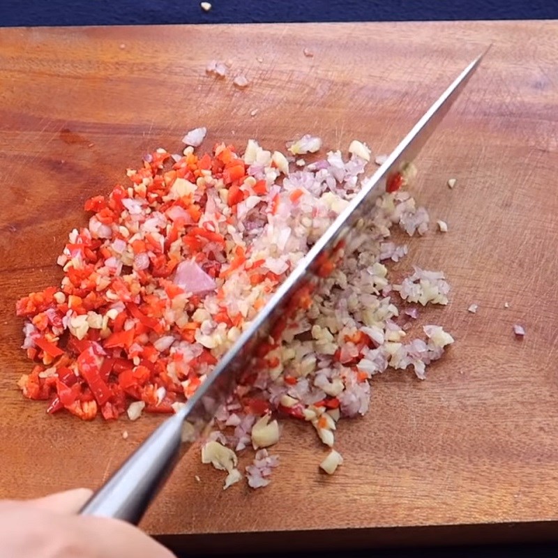Bước 1 Sơ chế các nguyên liệu Thịt kho trứng muối