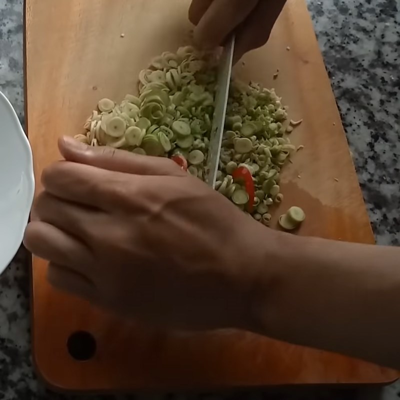Bước 1 Sơ chế các nguyên liệu Gà chiên sả ớt