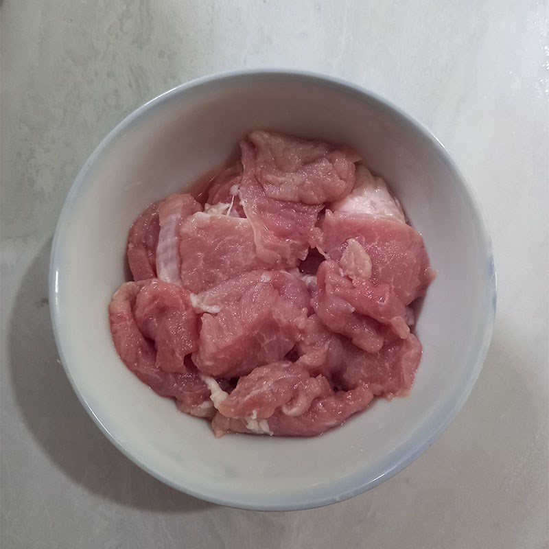 Bước 1 Sơ chế các nguyên liệu Bắp cải xào thịt heo