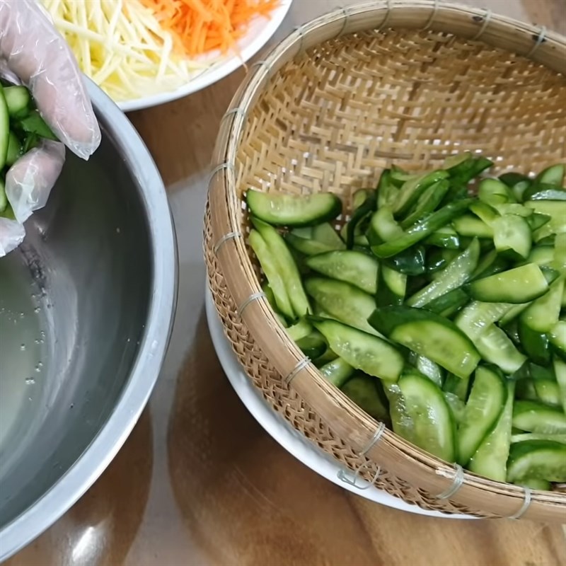 Bước 1 Sơ chế các nguyên liệu Gỏi dưa leo xoài xanh chay