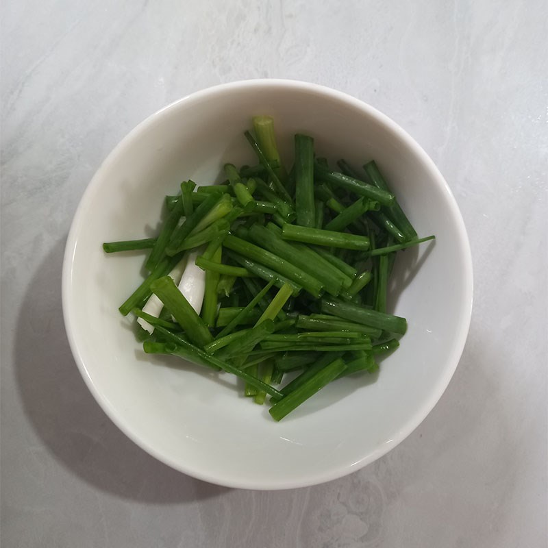 Bước 1 Sơ chế các nguyên liệu Bắp cải xào thịt heo