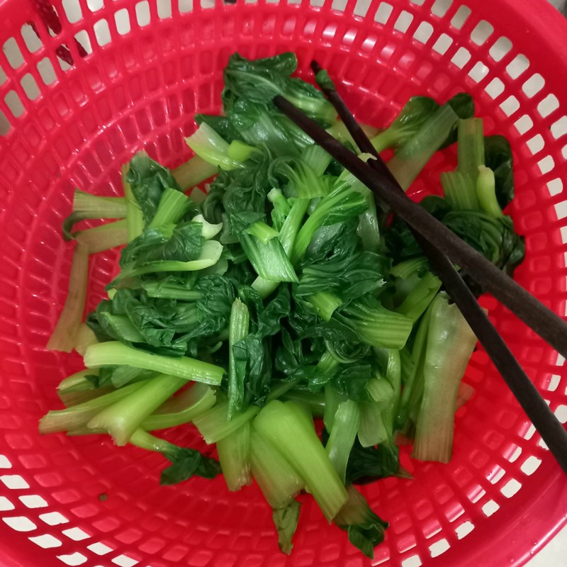 Bước 1 Sơ chế các nguyên liệu Mì xào tôm cải thìa