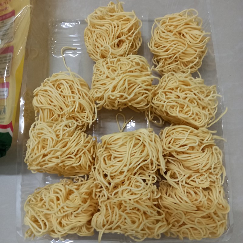 Bước 1 Sơ chế các nguyên liệu Mì xào tôm cải thìa