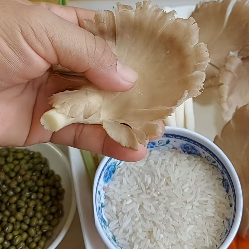 Bước 1 Sơ chế các nguyên liệu Cháo đậu xanh chay nấm