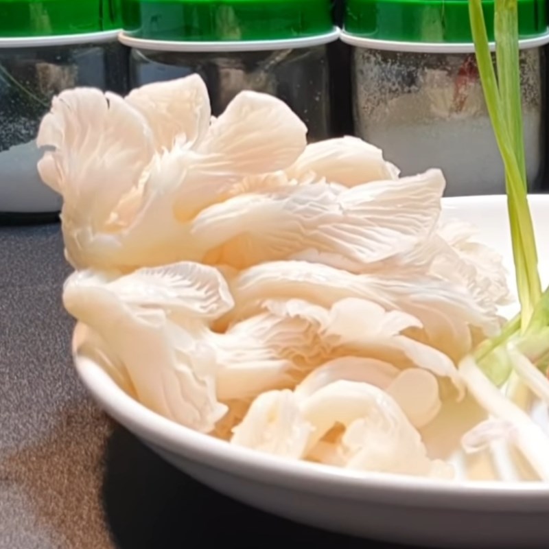 Bước 1 Sơ chế các nguyên liệu Sườn chay kho nấm bào ngư