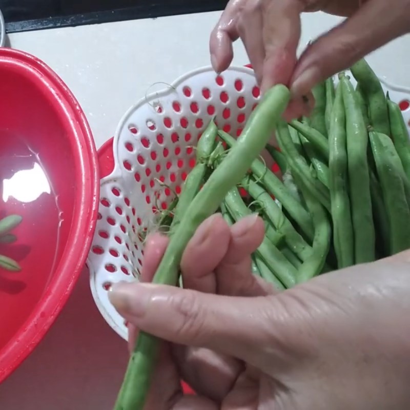 Bước 1 Sơ chế các nguyên liệu Đậu que xào cà chua