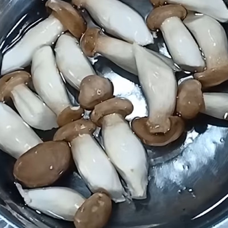 Bước 1 Sơ chế các nguyên liệu Sườn chay kho nấm đùi gà