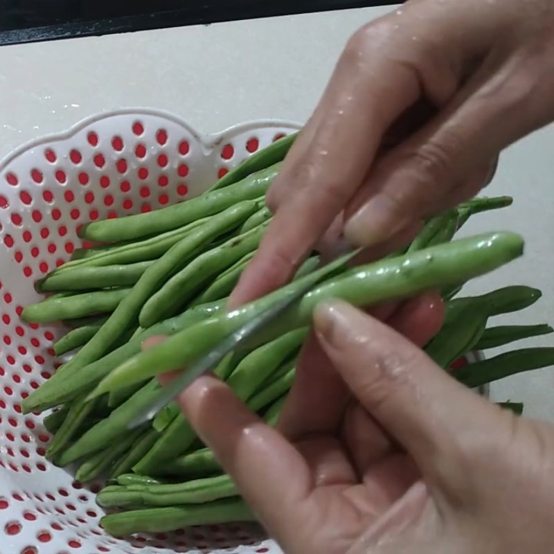 Bước 1 Sơ chế các nguyên liệu Đậu que xào cà chua