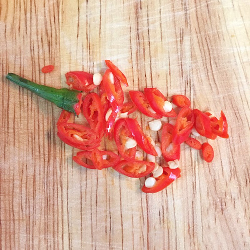 Bước 1 Sơ chế các nguyên liệu Cá bạc má kho tỏi ớt với bột nghệ