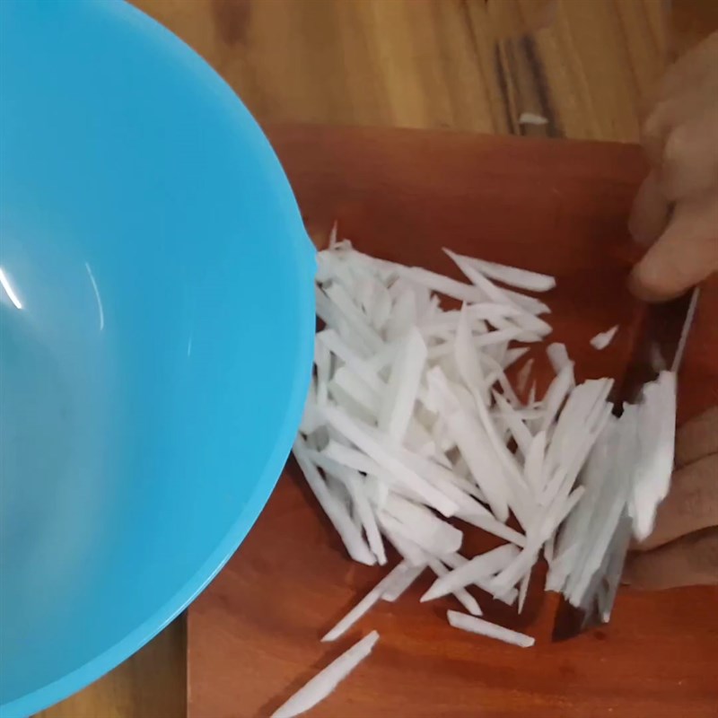 Bước 2 Sơ chế các nguyên liệu còn lại Kim chi su hào