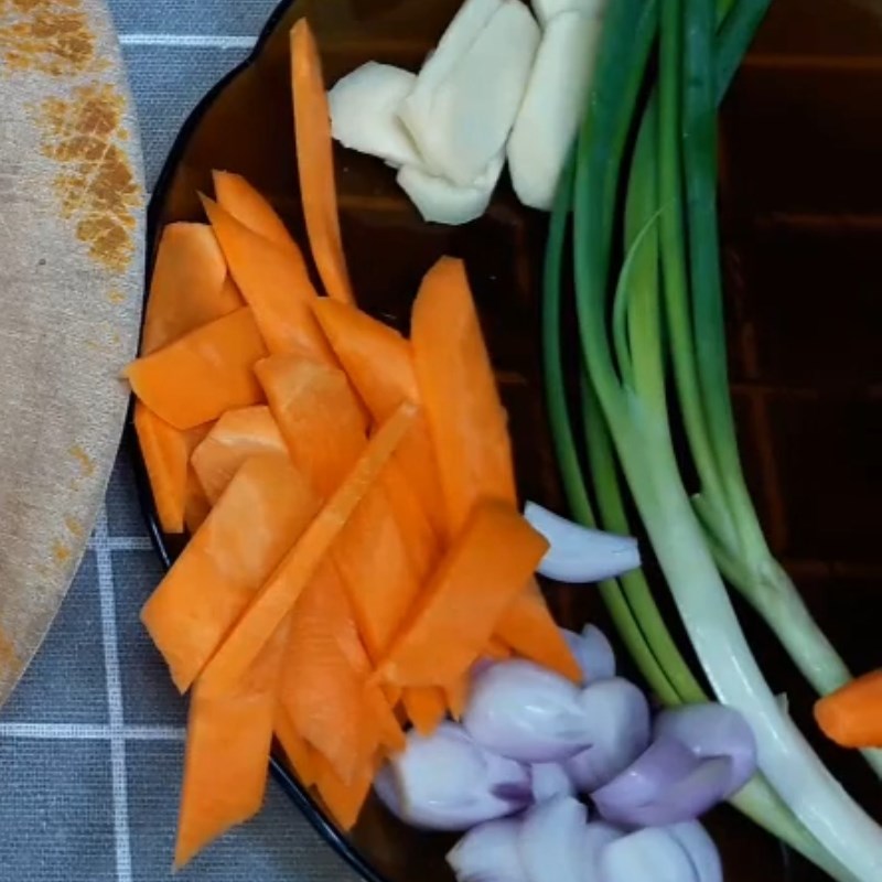 Bước 2 Sơ chế các nguyên liệu còn lại Mướp xào bò chay