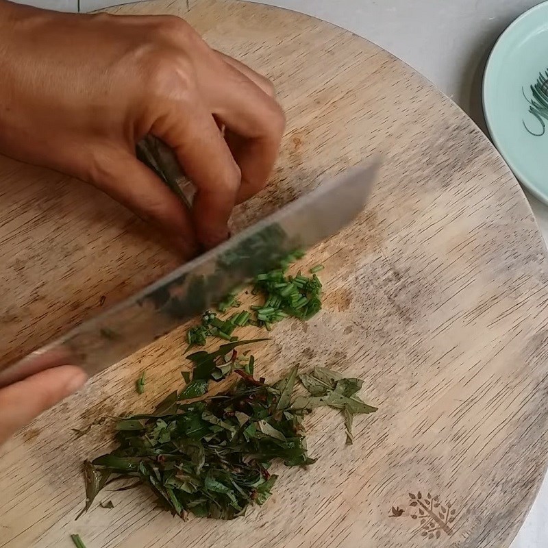 Bước 2 Sơ chế các nguyên liệu còn lại Canh nghêu nấu mướp