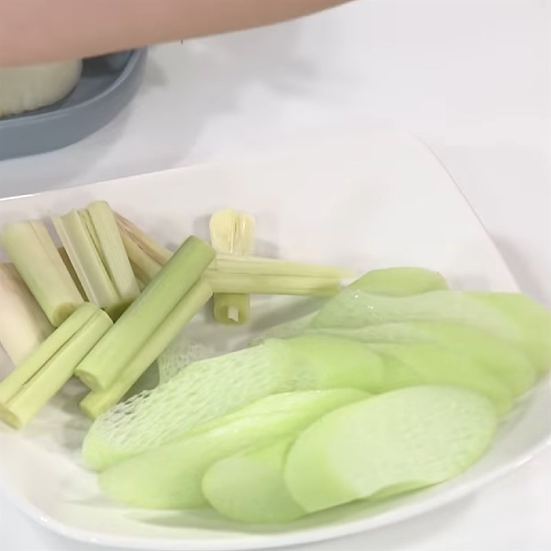 Bước 2 Sơ chế các nguyên liệu còn lại Ốc xào lăn lá cách