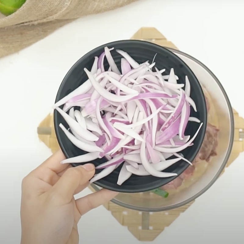 Bước 2 Sơ chế các nguyên liệu còn lại Gỏi bò Thái Lan gạo rang
