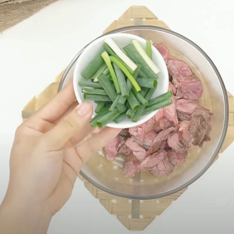 Bước 2 Sơ chế các nguyên liệu còn lại Gỏi bò Thái Lan gạo rang