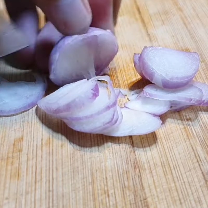 Bước 3 Sơ chế các nguyên liệu còn lại Mướp xào nấm đông cô chay