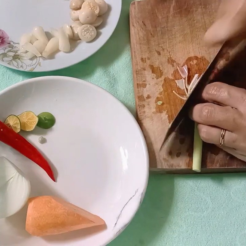 Bước 3 Sơ chế các nguyên liệu còn lại Gỏi bò rau thơm