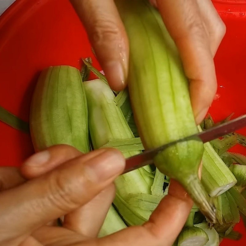 Bước 2 Sơ chế các nguyên liệu còn lại Canh nghêu nấu mướp