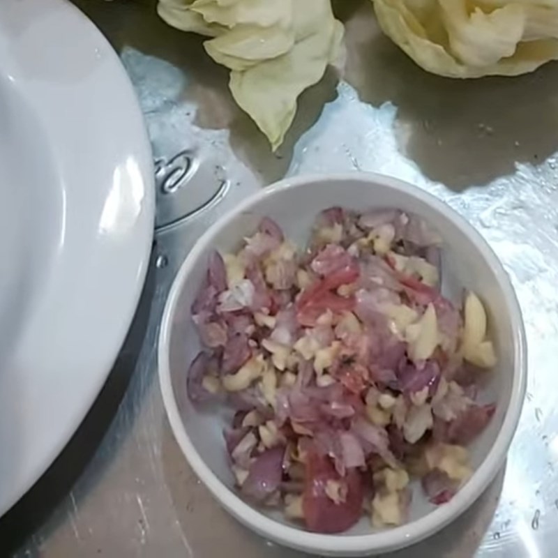 Bước 2 Sơ chế các nguyên liệu còn lại Cá lóc hấp bắp cải