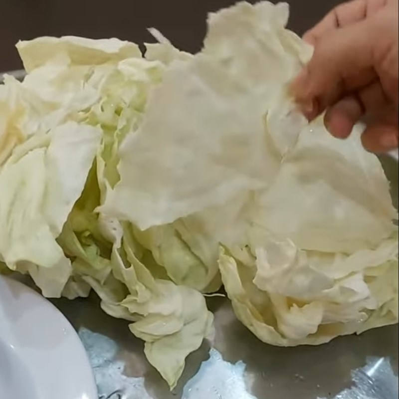 Bước 2 Sơ chế các nguyên liệu còn lại Cá lóc hấp bắp cải