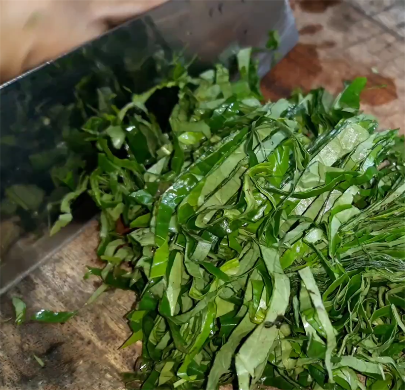 Bước 2 Sơ chế các nguyên liệu khác Cá đuối om chuối đậu
