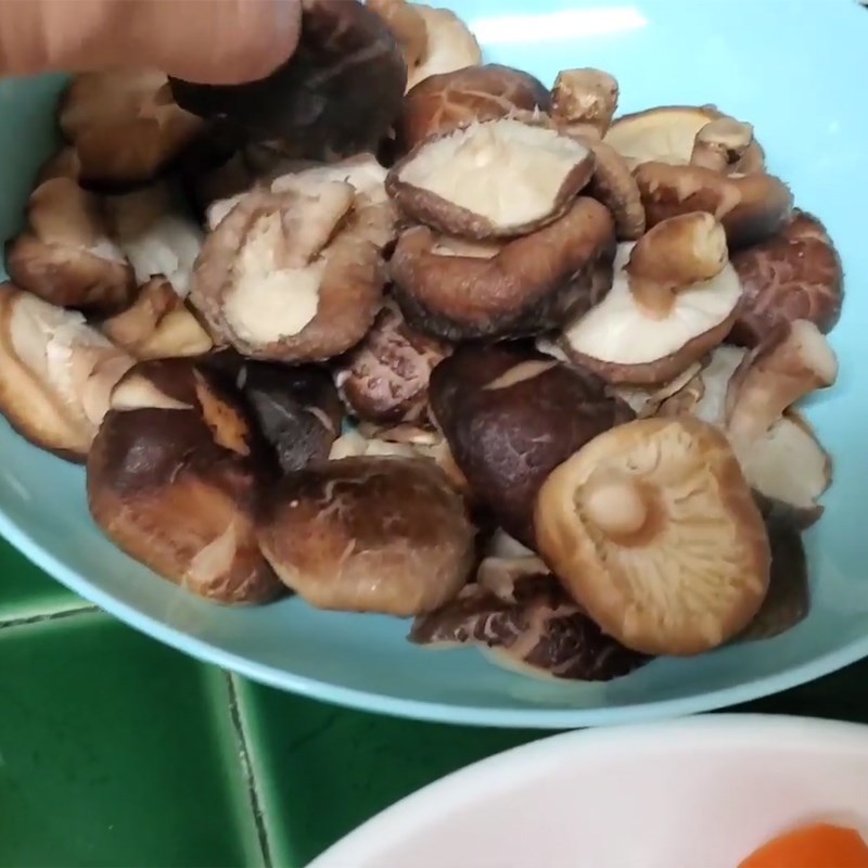 Bước 2 Sơ chế các nguyên liệu khác Gà hầm đậu đỏ