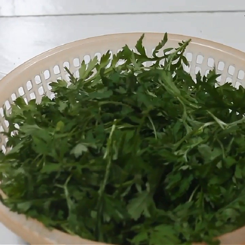 Bước 2 Sơ chế các nguyên liệu khác Chân dê hầm thuốc bắc và ngải cứu