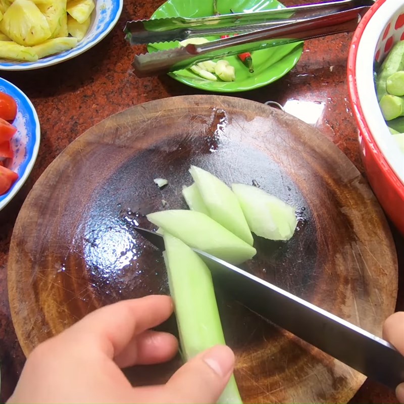 Bước 2 Sơ chế các nguyên liệu khác Canh chua đầu cá hồi với tôm